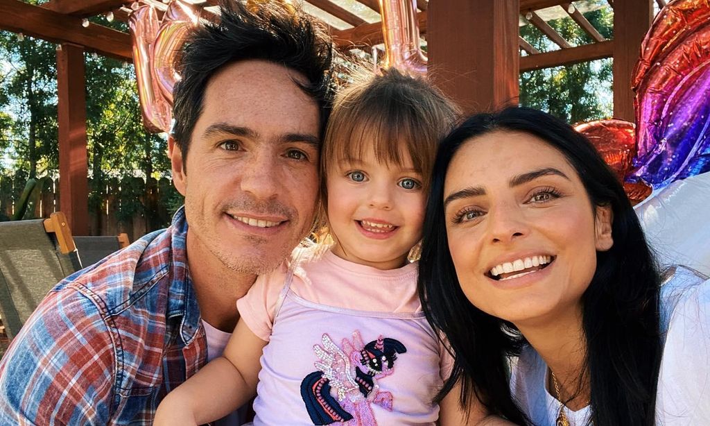 Aislinn Derbez y Mauricio Ochmann con su hija Kailani