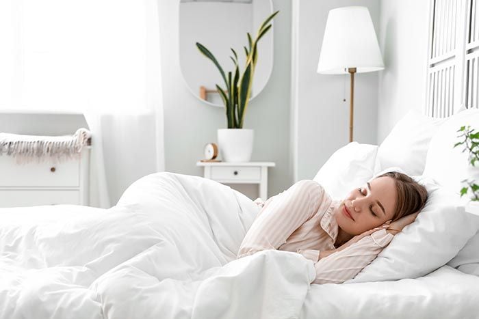 mujer durmiendo en la cama