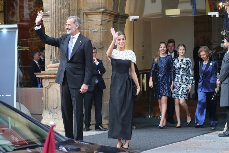Reyes Felipe y Letizia, infanta Sofía, princesa Leonor y reina Sofía 