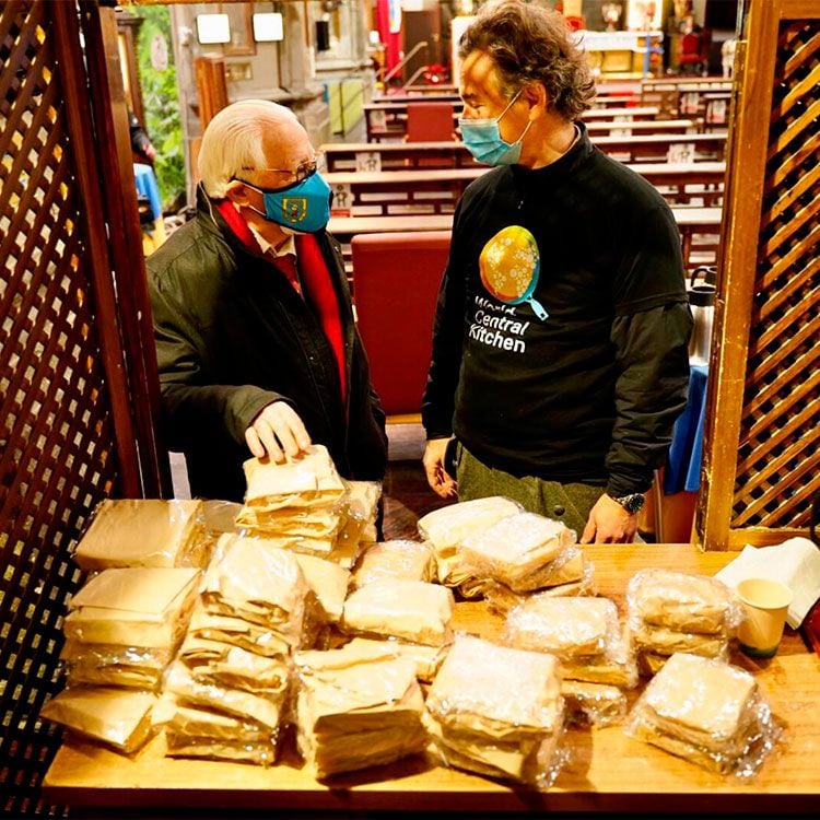 El Padre Ángel con un voluntario de World Central Kitchen