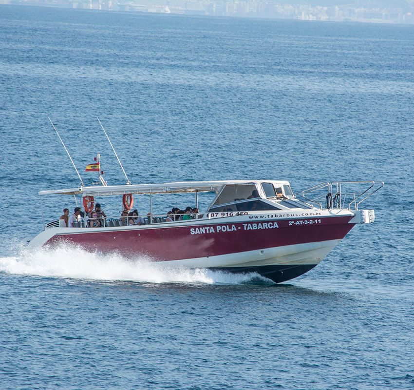 Barco entre Santa Pola y la isla de Tabarca en Alicante