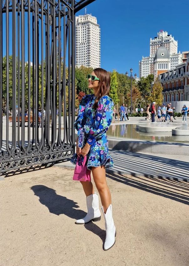 Paula Echevarría nos enseña a combinar el vestido de flores en otoño