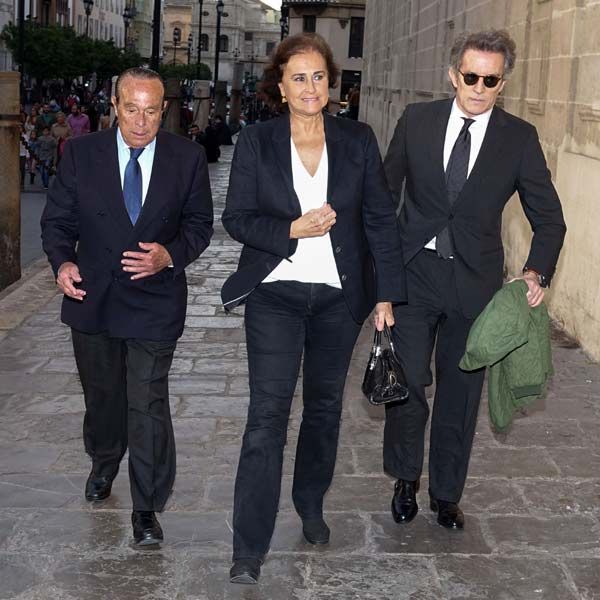 Curro Romero, Carmen Tello y Alfonso Diez asistiendo al funeral
