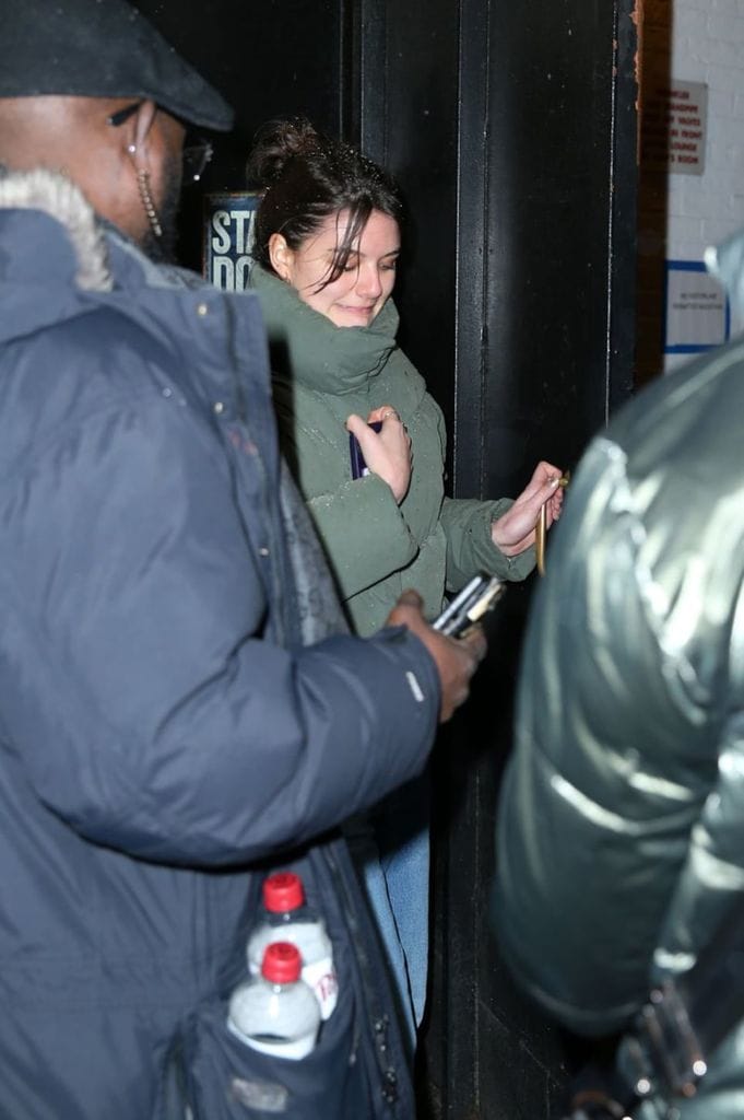 Suri Cruise visita a su madre en Broadway