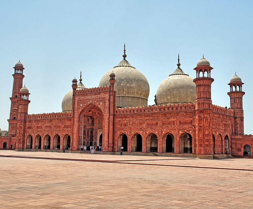 06 badshahi masjidadobestock281869693