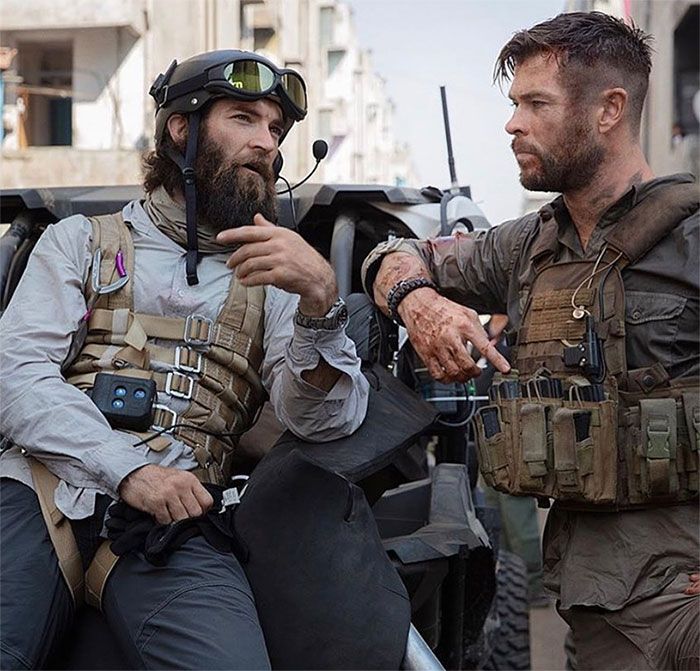 Chris Hemsworth junto al director de 'Extracción' Sam Hargrave 