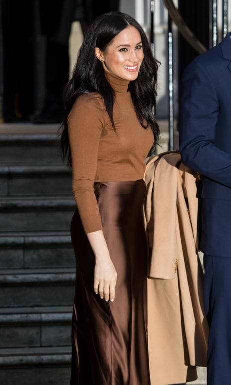 Meghan Markle con atuendo en en la gama de tonos tierra