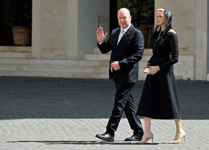 Charlene con su marido, Alberto de Mónaco, ante el Papa