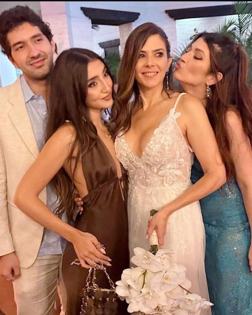 Valentina y Emiliano Fernández en la boda de su madre, Ximena Díaz.