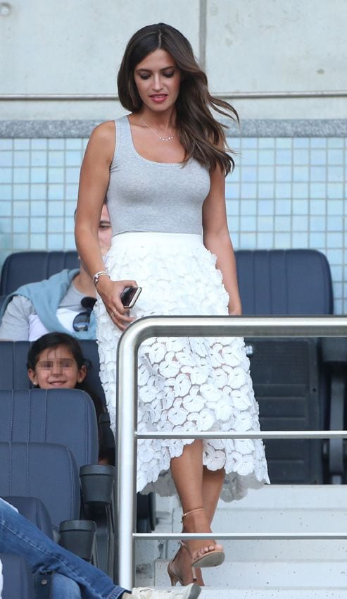 La periodista estaba radiante con una original falda blanca que combinó con una camiseta gris de tirantes y sandalias marrones de alto tacón
