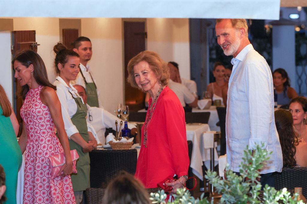 La reina Letizia, doña Sofía y el Rey Felipe IV llegan al restaurante Mia para disfrutar de una distendida cena, a 4 de agosto de 2024, en Palma de Mallorca 