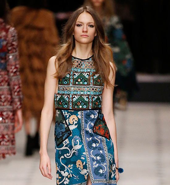 Print patchwork

Nos rendimos ante uno de los estampados por excelencia de la próxima temporada. El mix de colores y estampados es la clave de este print de inspiración retro. Burberry (colección otoño-invierno 2015-2016) es una de las firmas que eleva el patchwork a la categoría de imprescindible. ¡No te quedes sin tu must have!
