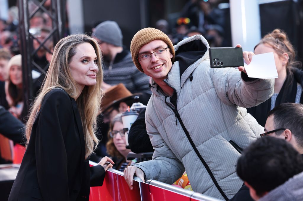 Angelina Jolie muy amable con sus fans en el estreno de 'María' en la 68º Festival de Cine BFI de Londres