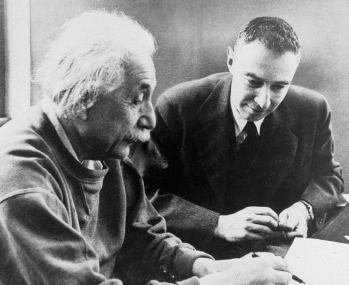 Robet Oppenheimer y Albert Einstein