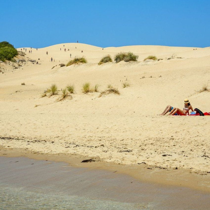 Verano en la playa de Bolonia, sus altísimas dunas llegan a medir 30 metros de altura.