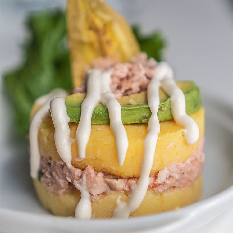 causa-aguacate-atun-adobe