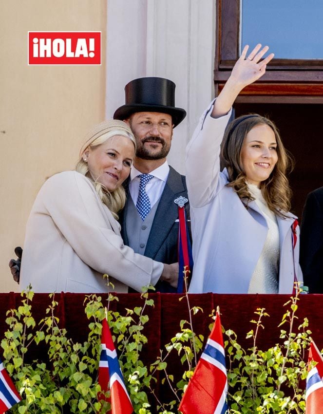 Haakon y Mette-Marit de Noruega con su hija