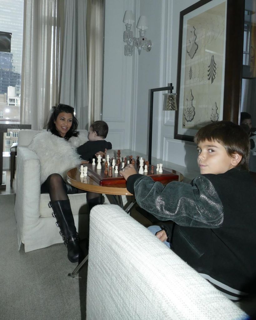 Kourtney Kardashian con su hijo Reign y su hijo Rocky