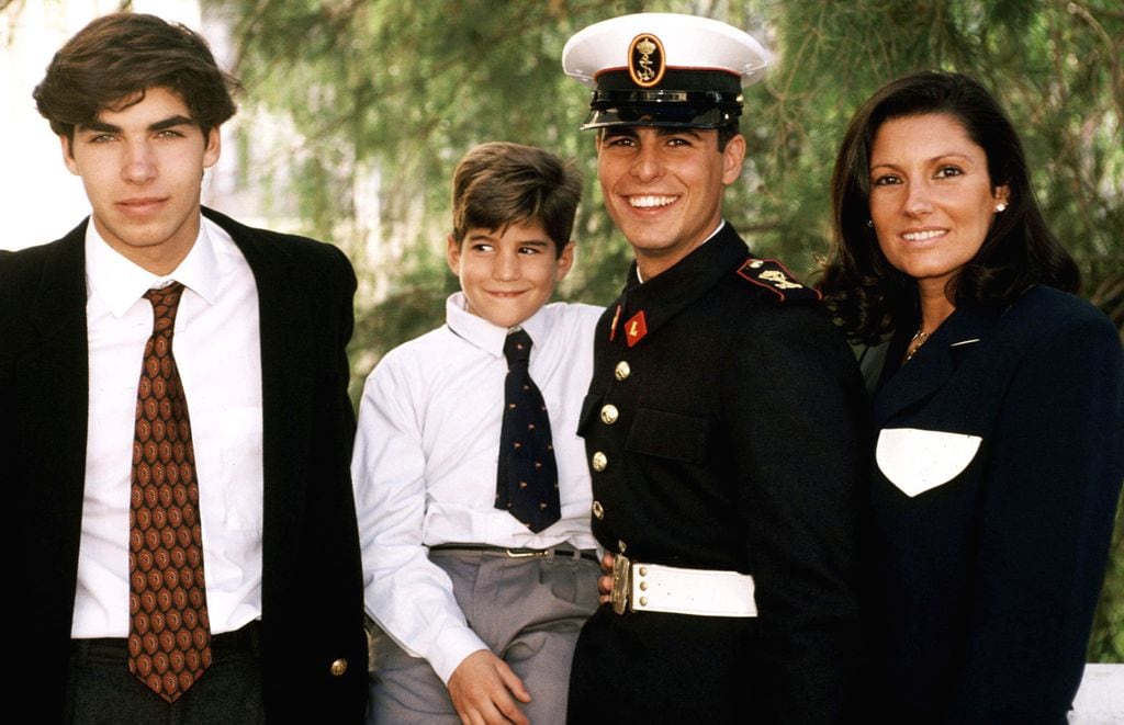 Carmen Ordóñez con sus tres hijos el día de la graduación de Francisco Rivera en la mili como infante de la Marina en 1994
