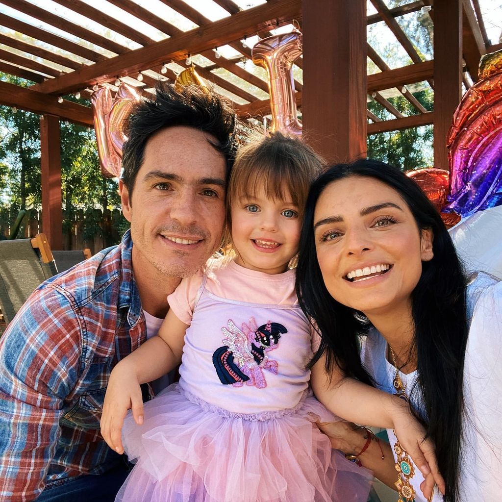 Aislinn Derbez y Mauricio Ochmann con su hija Kailani