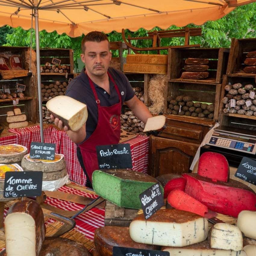 Venta de quesos en un mercado de Sancerre.