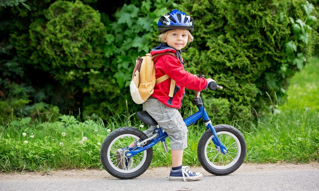 ni o con casco de bici