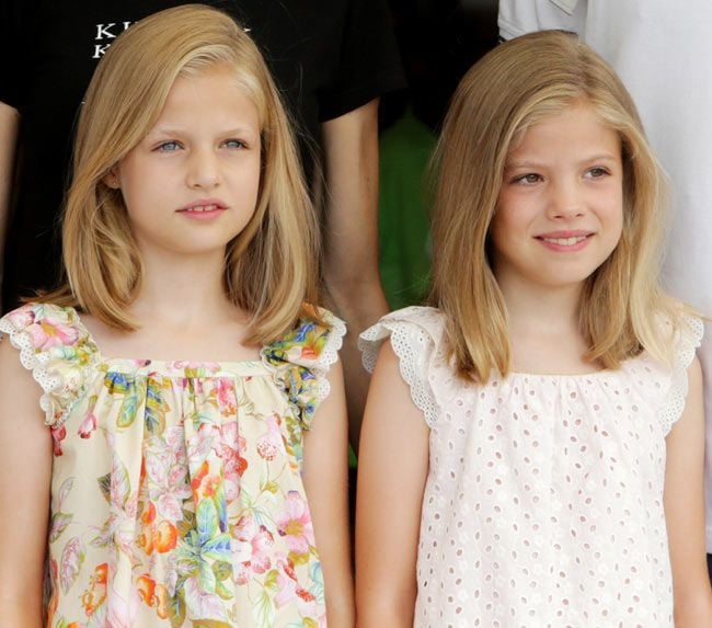 La princesa Leonor y la infanta Sofía comenzarán las clases la semana que viene. Será entonces cuando volveremos a verlas vestidas con sus uniformes y llegando al colegio Santa María de los Rosales, un centro privado ubicado en la zona residencial de Aravaca, acompañadas de sus padres, don Felipe y doña Letizia. Este año, la primogénita de los Reyes cursará quinto de Primaria, mientras que su hermana empezará tercero.
