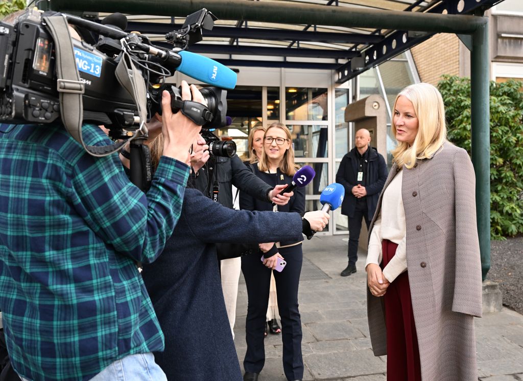 La princesa presenció un programa de "risoterapia" por parte un grupo de payasos profesionales en el Hospital Ulleval de Oslo