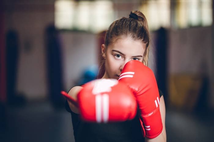 mujer con guantes de boxeo