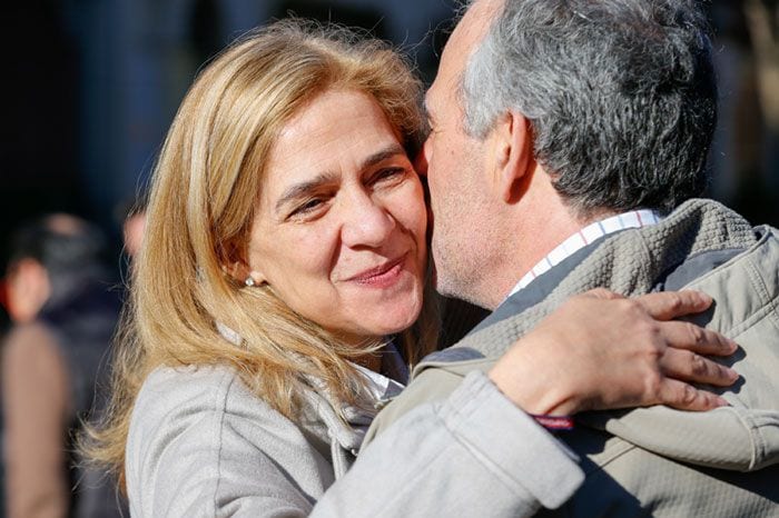 La infanta Cristina saluda a un amigo durante su paseo Navideño con Urdangarin por Vitoria