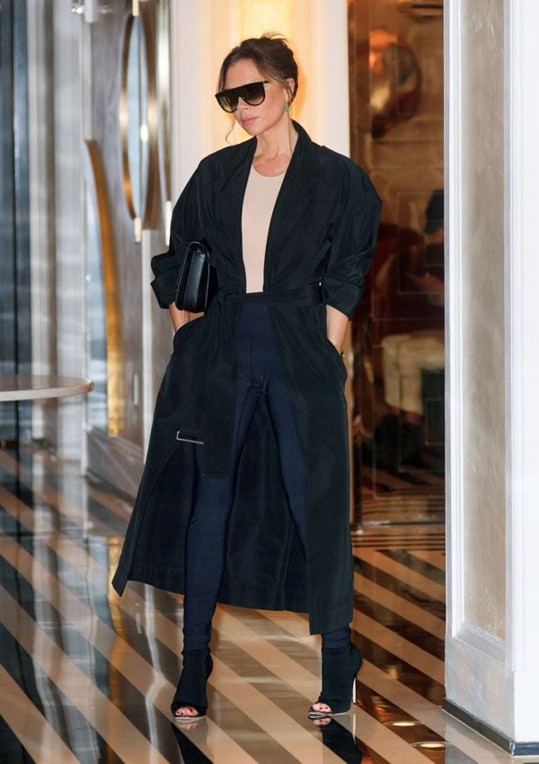 Victoria Beckham con leggings y gabardina