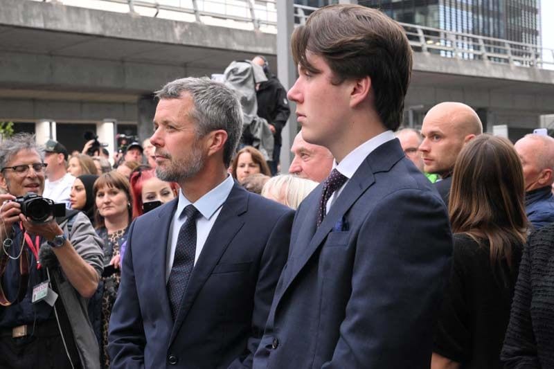 Christian y Federico de Dinamarca en un homenaje a las víctimas de un tiroteo