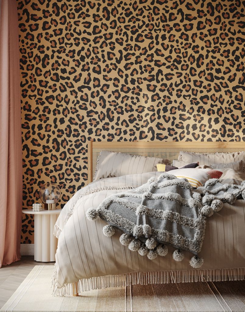 Dormitorio con papel pintado de animal print
