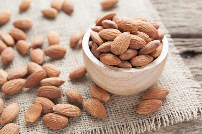 Almendras en una taza