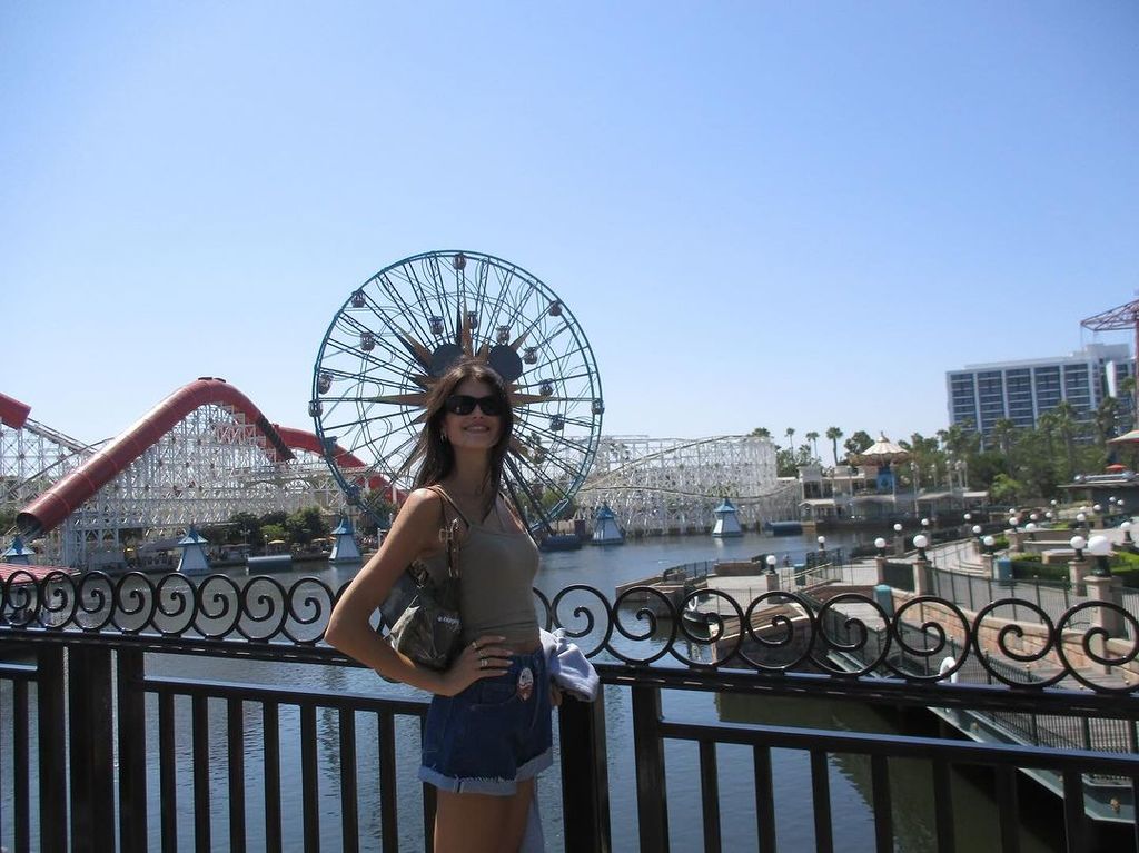 Kaia Gerber celebrando su cumpleaños en Disneyland 