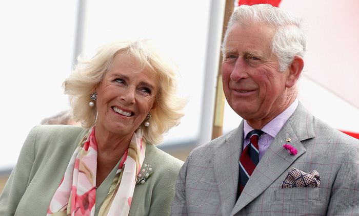 Carlos, Camilla y el arte de mirarse en el 2023 como hacían en los años setenta