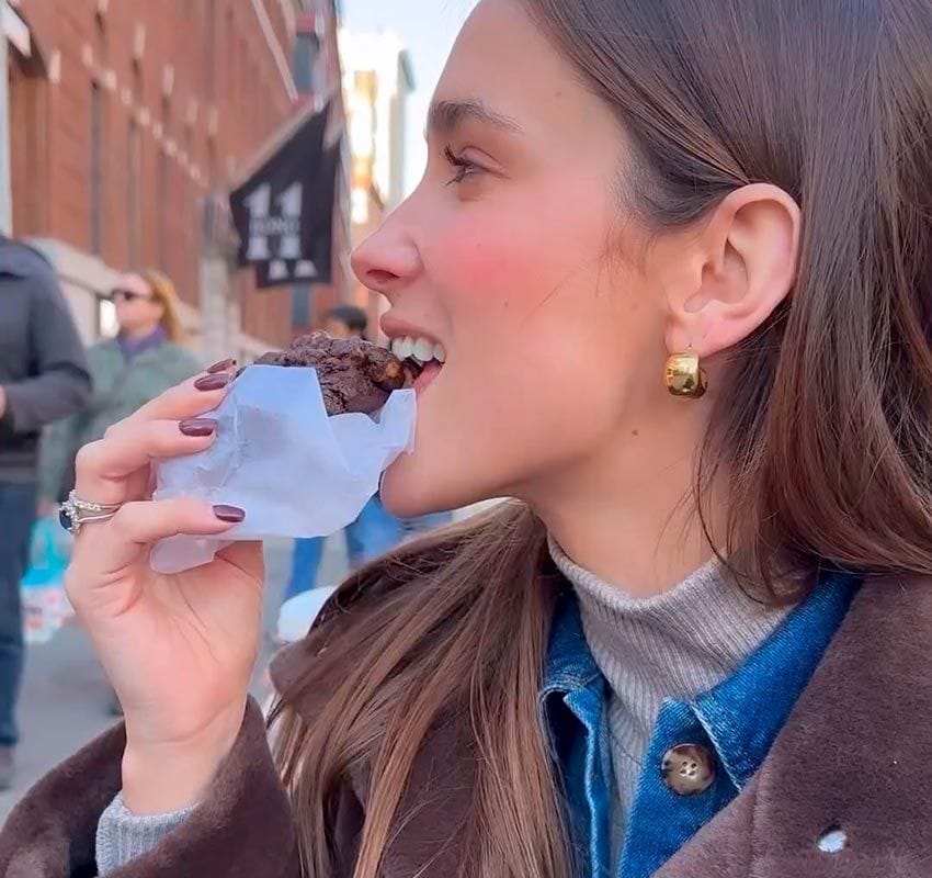 María Pombo en Nueva York tras comprar unos dulces de Levain Bakery