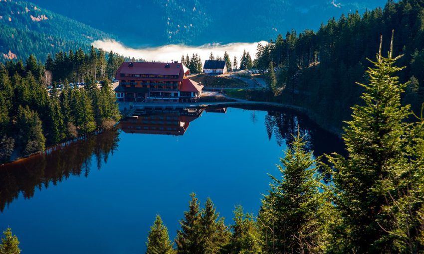 lago mummel y hotel de monta a en la selva negra alemana