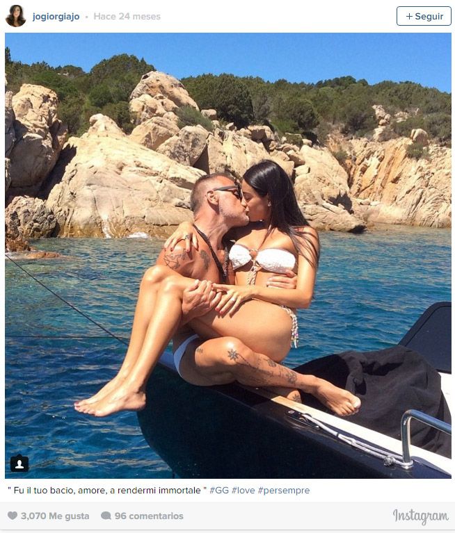 Una romántica imagen de la pareja a bordo del velero que tiene el italiano en Cerdeña
