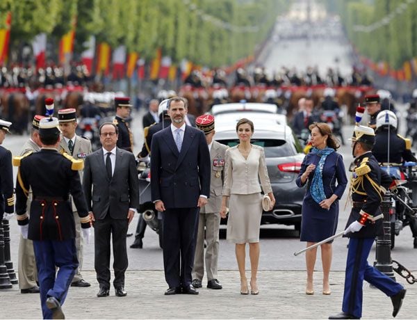 Los Reyes han reanudado hoy su primera visita de Estado a Francia, que se canceló el 24 de marzo debido a la terrible tragedia del avión de Germanwing, en la que perdieron la vida 51 españoles
