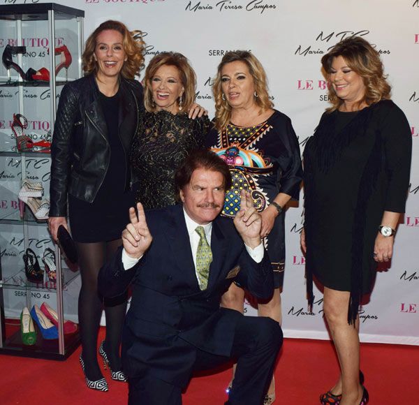 Una foto de grupo en la que aparece María Teresa con Edmundo, sus hijas Terelu y Carmen, y Rocío Carrasco, que es una más de la familia
