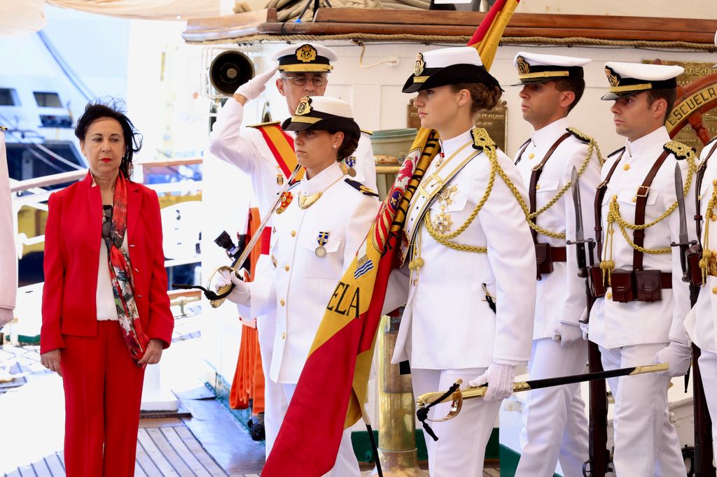 Margarita Robles y la princesa Leonor en Montevideo con el buque Juan Sebastian Elcano