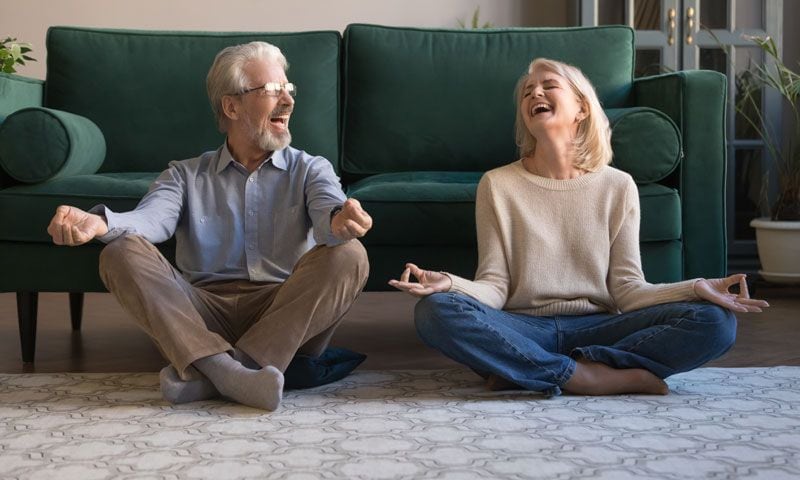 pareja senior meditando