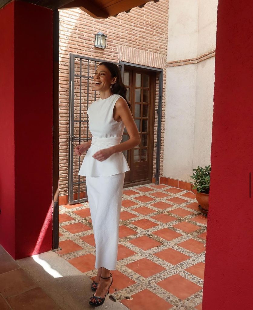 Lucía Páramo con vestido blanco