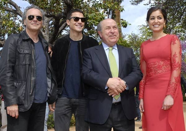 José Coronado, Álex González e Hiba Abouk junto al alcalde de Granada, José Torres Hurtado
