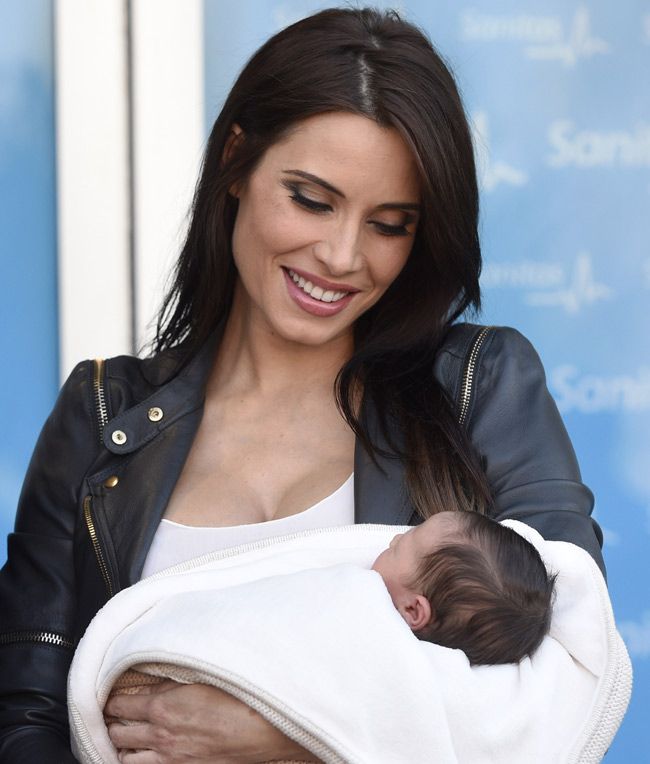 Una preciosa imagen de Pilar mirando a su pequeño, se le nota en la mirada lo enamorada que está del niño
