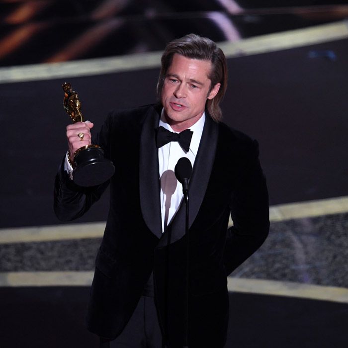 Brad Pitt con su Oscar por Once Upon A Time... In Hollywood.