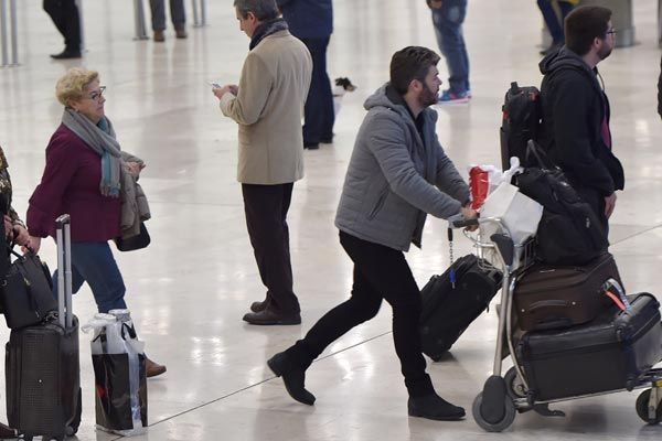 El director regresó desde Viena, donde recibió el año trabajando, a Madrid
