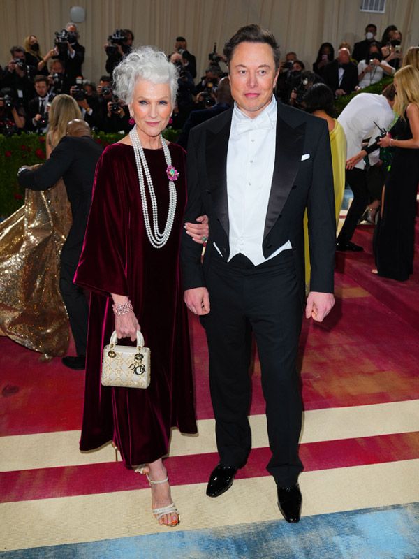 Maye Musk junto a Elon Musk 