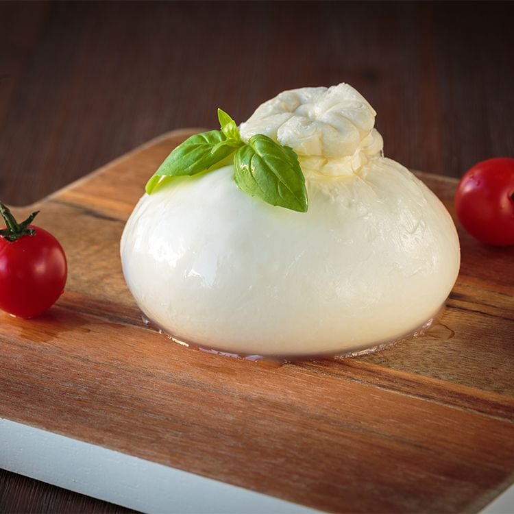 Burrata con nudo en la parte superior